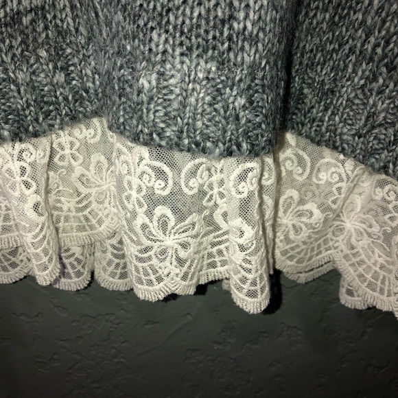 Gray knit lace hem sweater - Picture 7 of 8